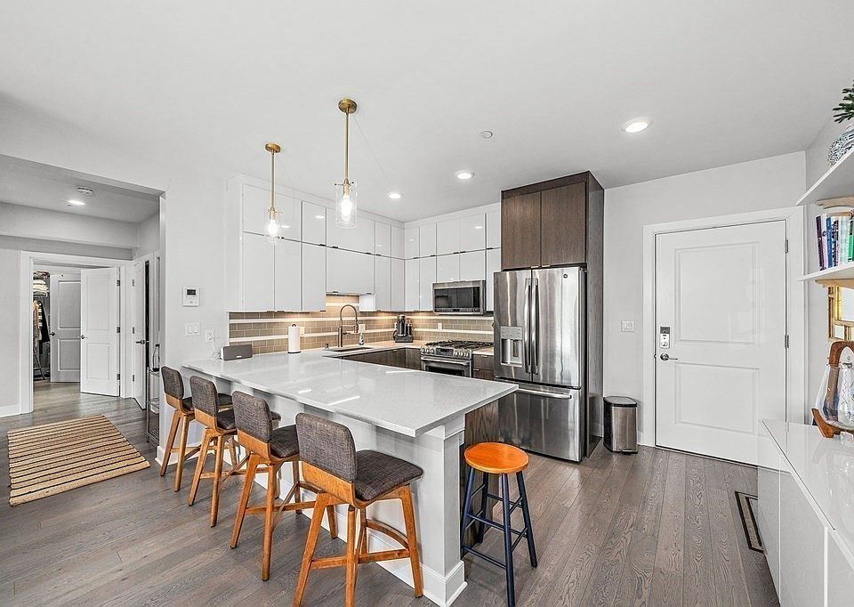1st image of 18 Cliveden St #305