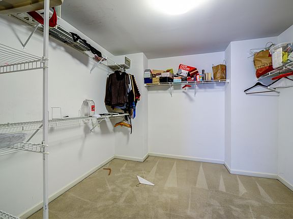 5th image of 3170 Evelyn St