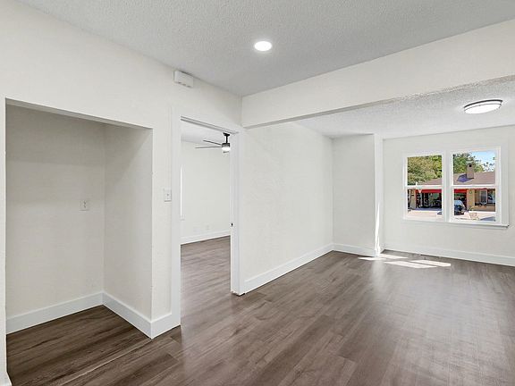 5th image of 633 N Ridgewood Dr