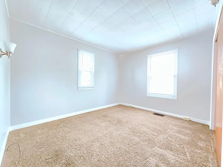 729 N Elmer St — Photo 8