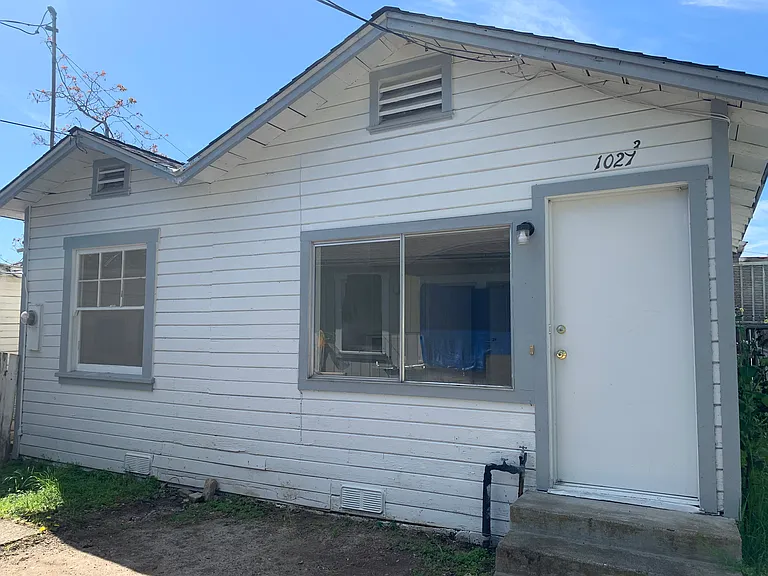 1027 Locust St — Photo 2