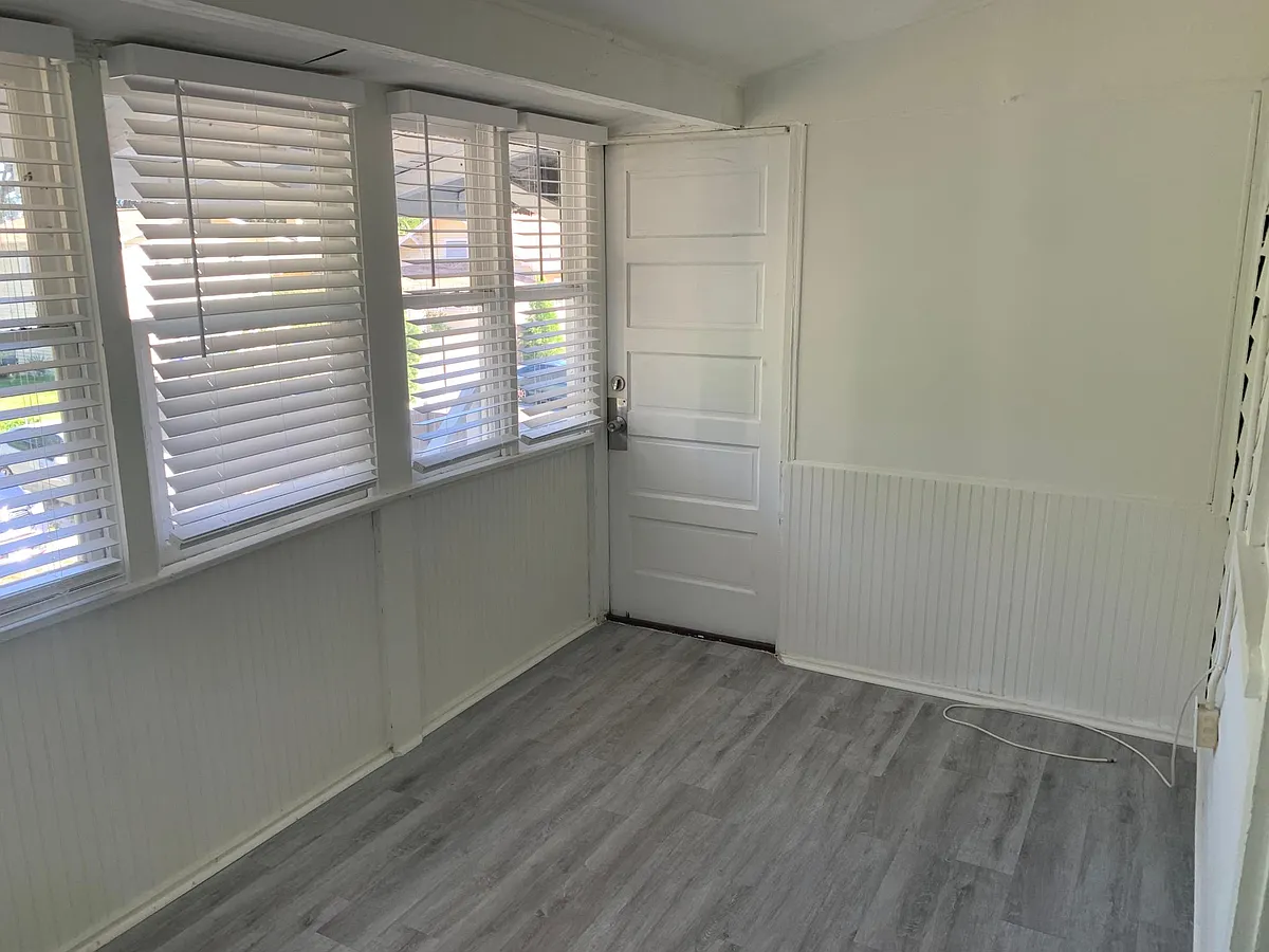 Bonus room entrance - 726 E Lime St