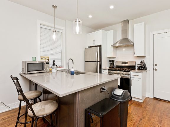 5th image of 2045 N Wolcott Ave Unit 1