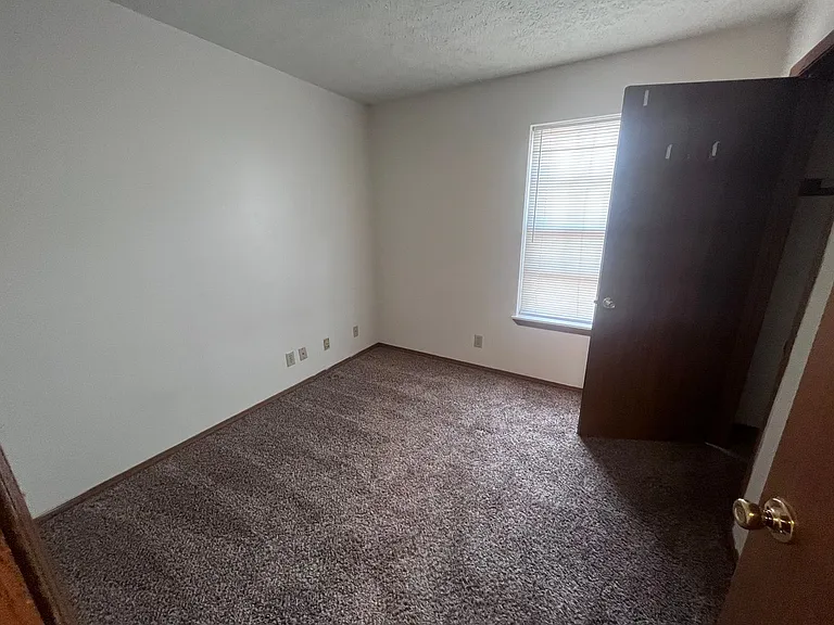 Southfork Apartments — Photo 25