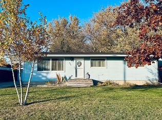 806 Maple Ln, Clear Lake, IA 50428