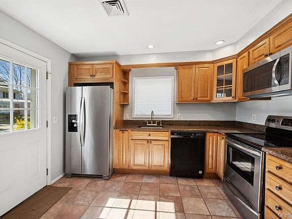 3rd image of 301 Laurel Road