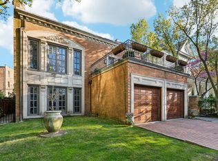 579 W Hawthorne Pl, Chicago, IL 60657