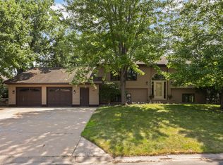 2064 Pin Oak Dr, Eagan, MN 55122