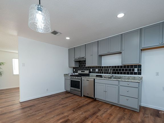 5th image of 920 S Farragut St