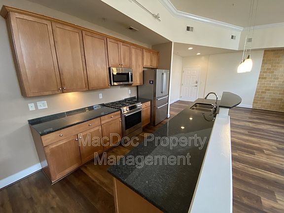 5th image of 900 Barton St Unit 102