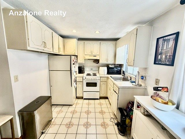 1st image of 22 Thacher St APT 3