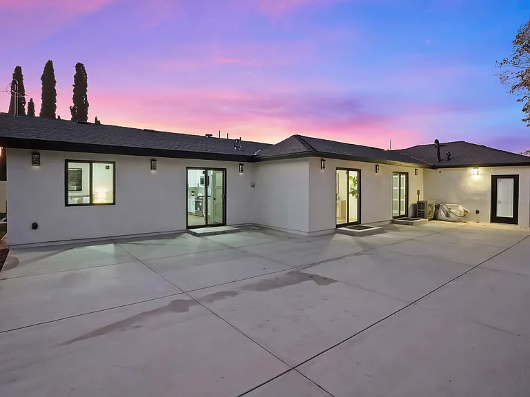 2352 E Delia Ln — Photo 9