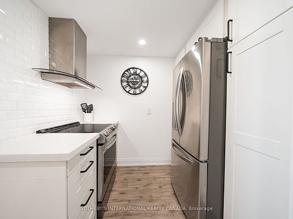 4th image of 812 Burnhamthorpe Rd #1110