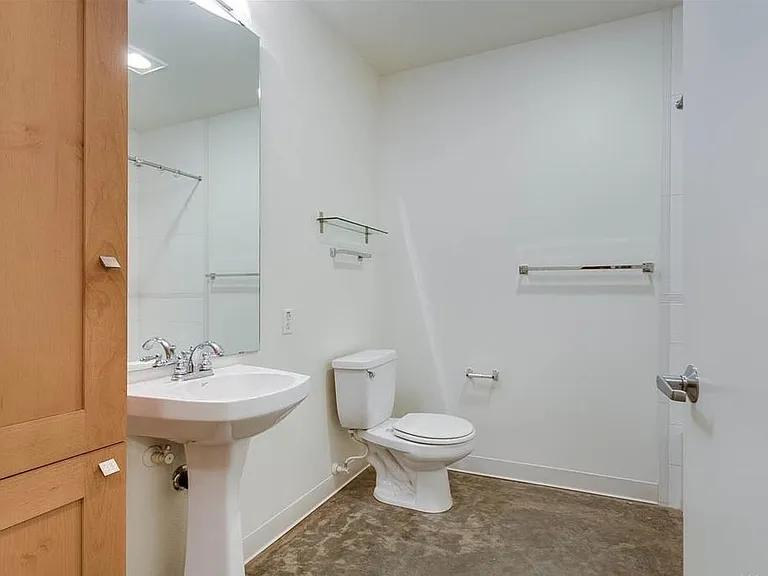 Spacious full 2nd bath