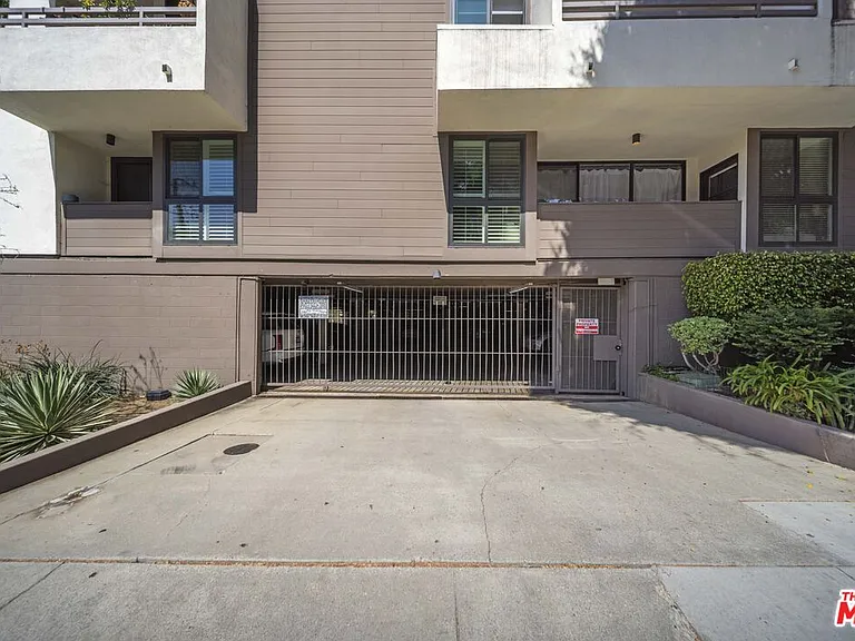 911 N Kings Rd #112 — Photo 28