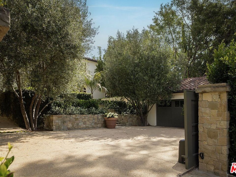 1st image of 1168 N Doheny Dr