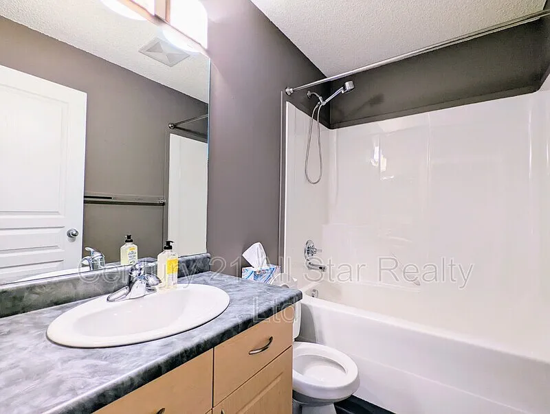 4 bed, 3.0 bath, 2000 sqft, $2,500 — Photo 2