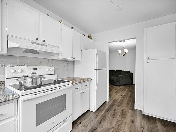 4th image of 942 NE 199th St #4E