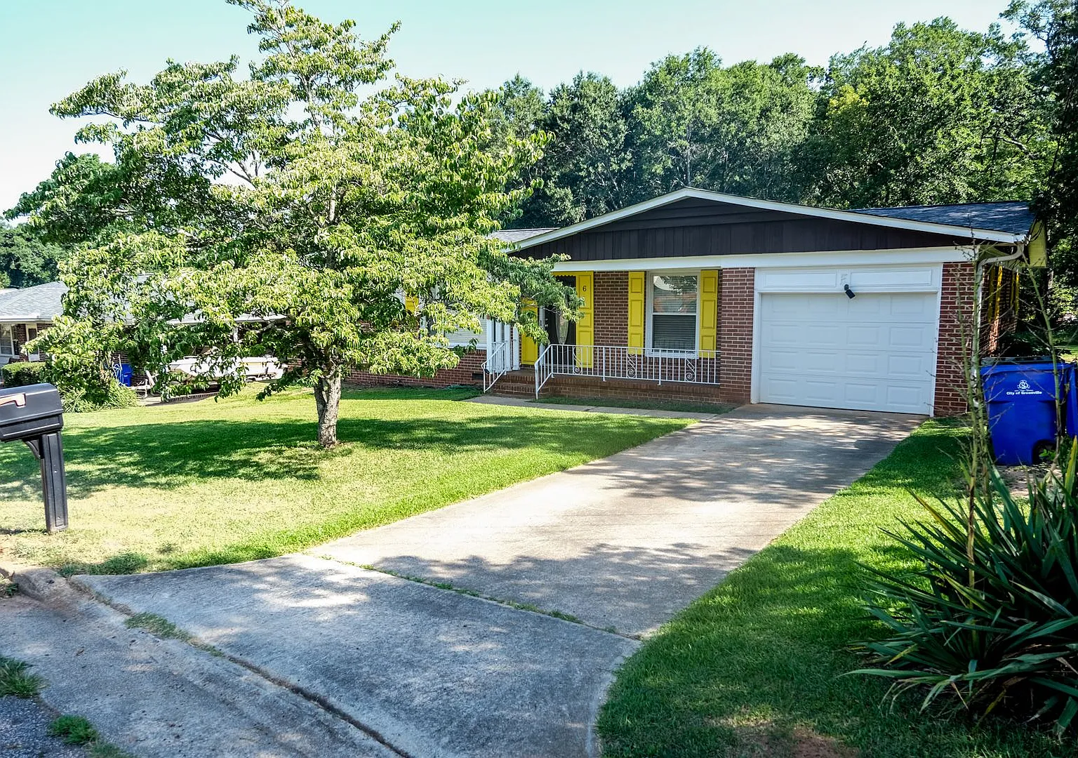 3 Bedroom, 2 Bath house with fenced yard! — Photo 1