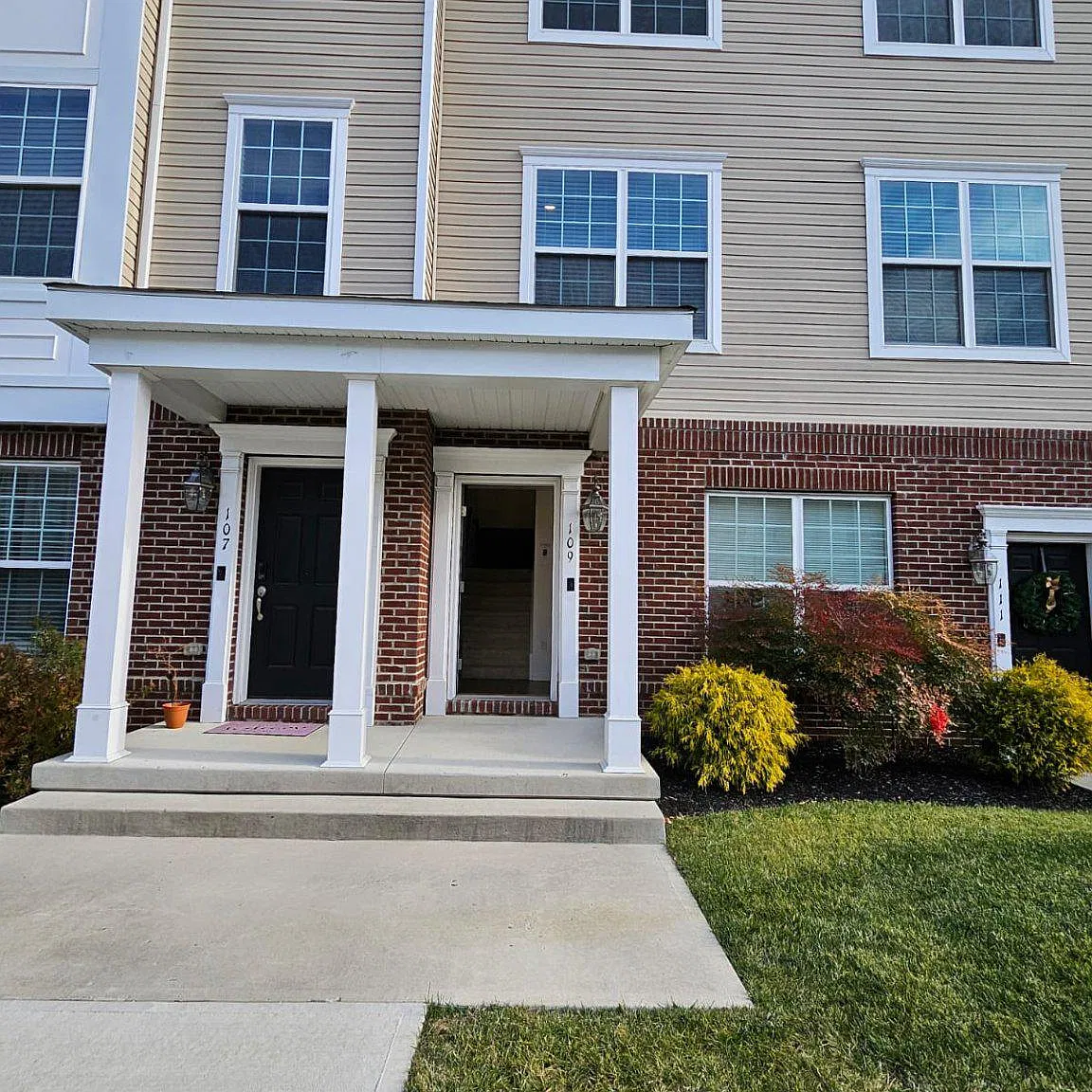 3 bed, 2.5 bath, 1933 sqft, $3,300 — Photo 3