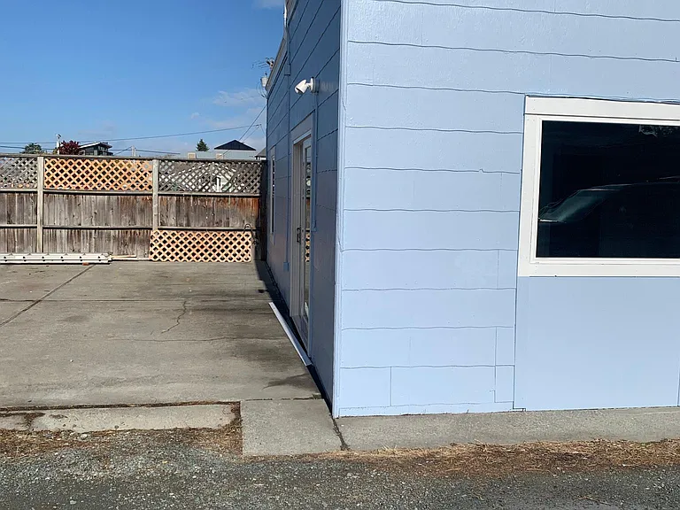 2308 Commercial Ave — Photo 16