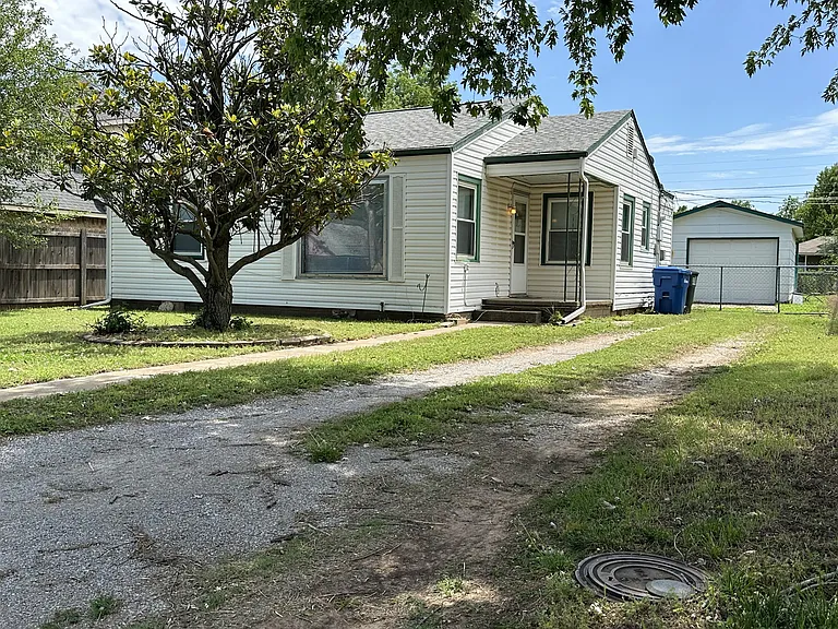 811 W Rush Ave — Photo 3