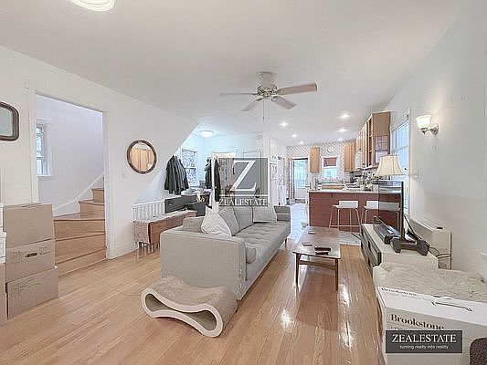 1st image of 423 E 7th St #2