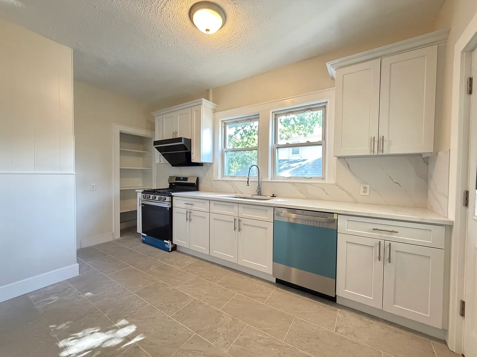 2 bed, 1.0 bath, 1200 sqft, $2,500 — Photo 4