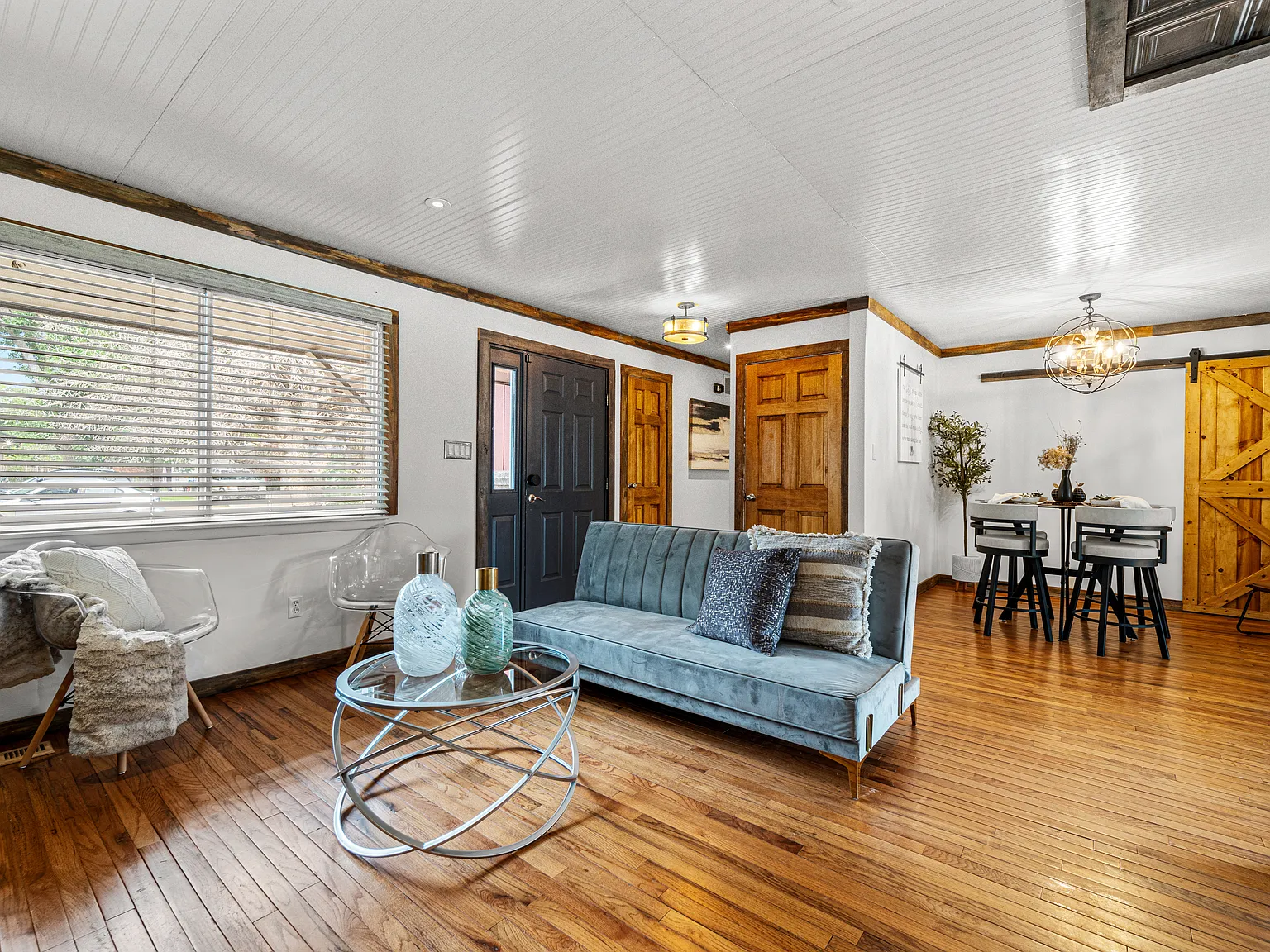 6 bed, 2558 sqft, $2,750 — Photo 2