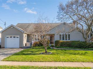 85 Westgate Rd, Massapequa Park, NY 11762