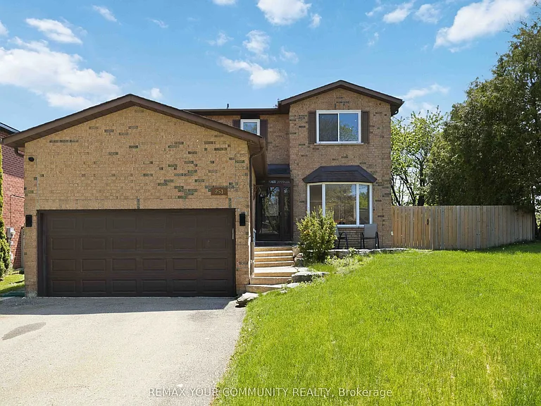 251 Osmond Cres — Photo 2
