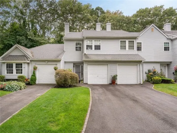 702 Sara Cir, Port Jefferson Station, NY 11776