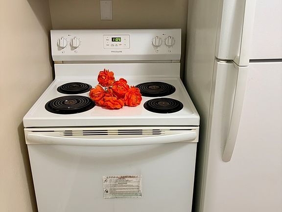 5th image of 1110 Caliente Dr APT 2
