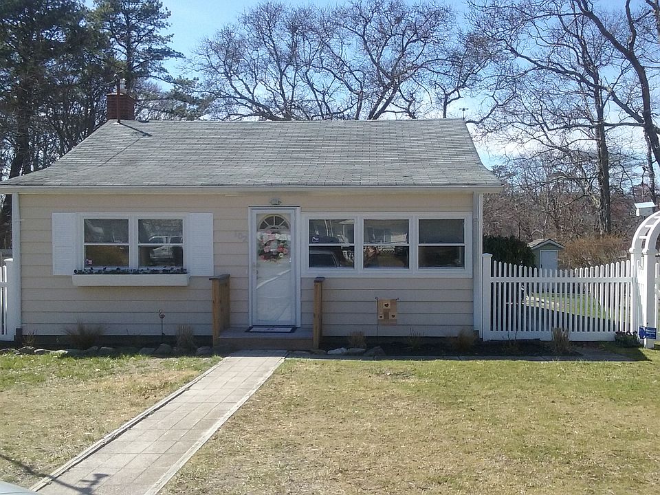 1st image of 102 Chapel Ave