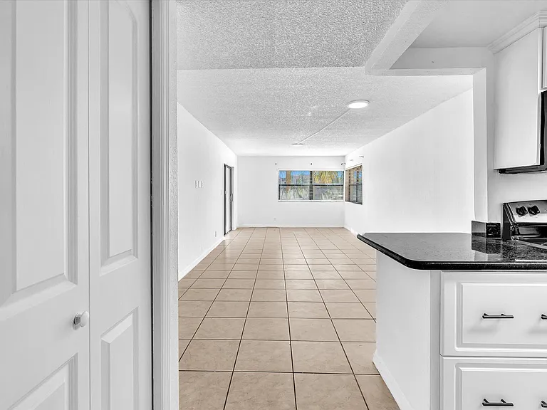 220 Lakeview Dr #210 — Photo 3