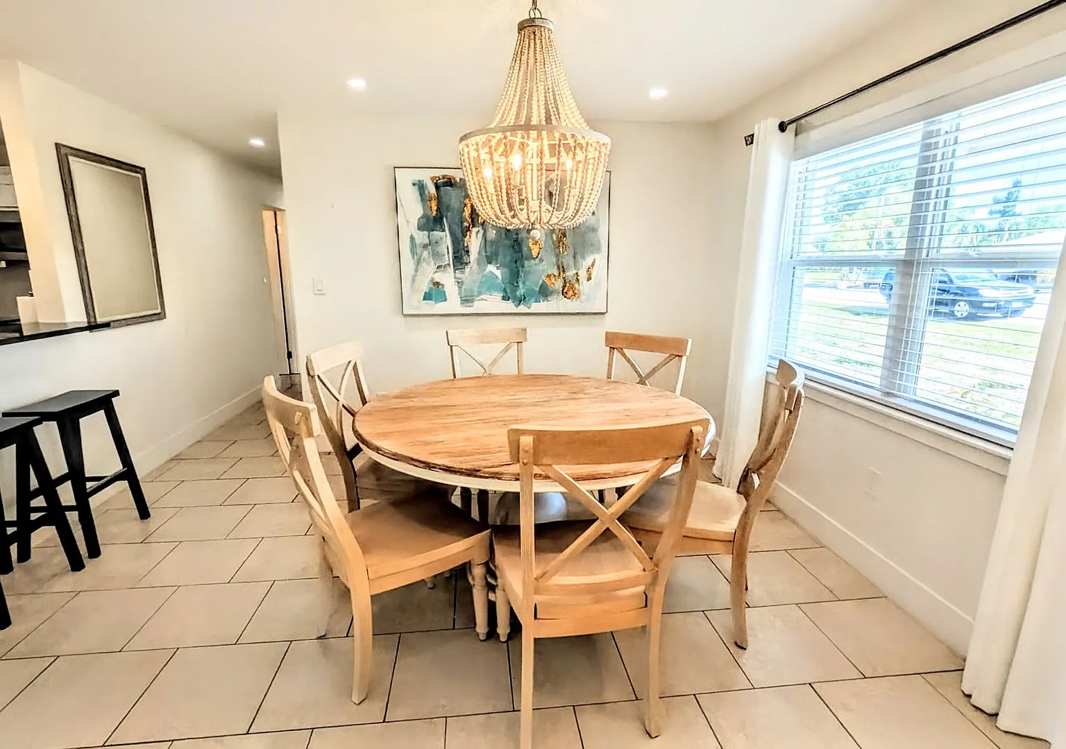 Short-Term Vacation Rental Updated 4-Bedroom Pool Home With Spacious Living Areas — Photo 4