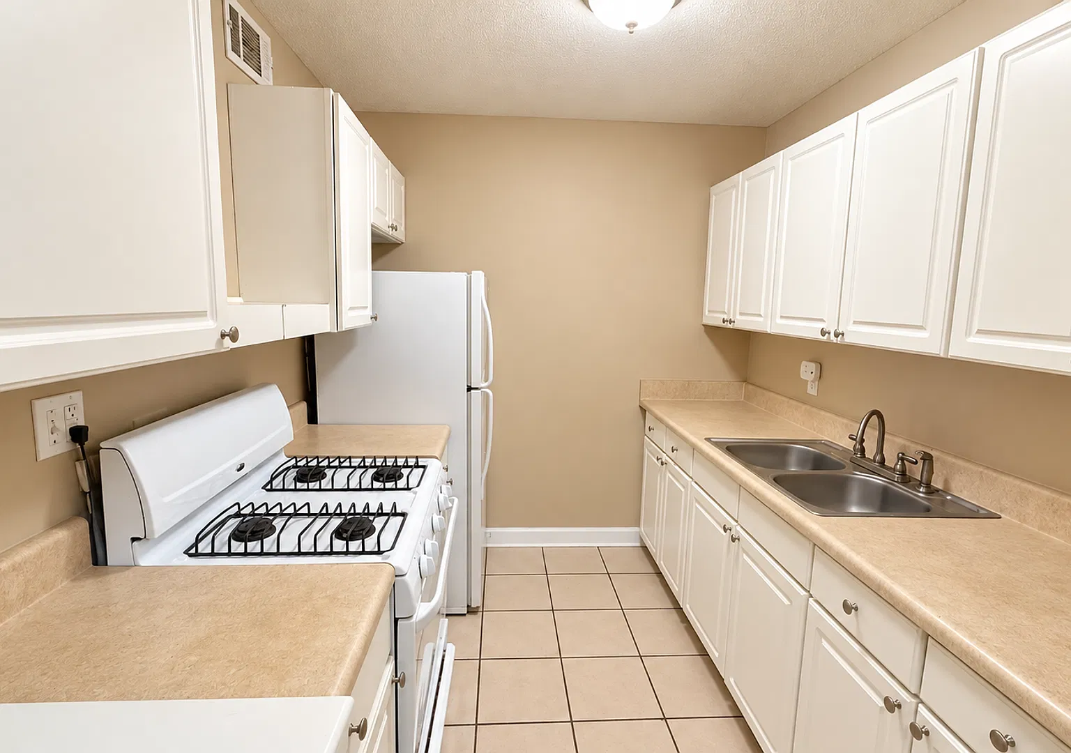 Summit House Condo Available, Convenient to UF — Photo 3