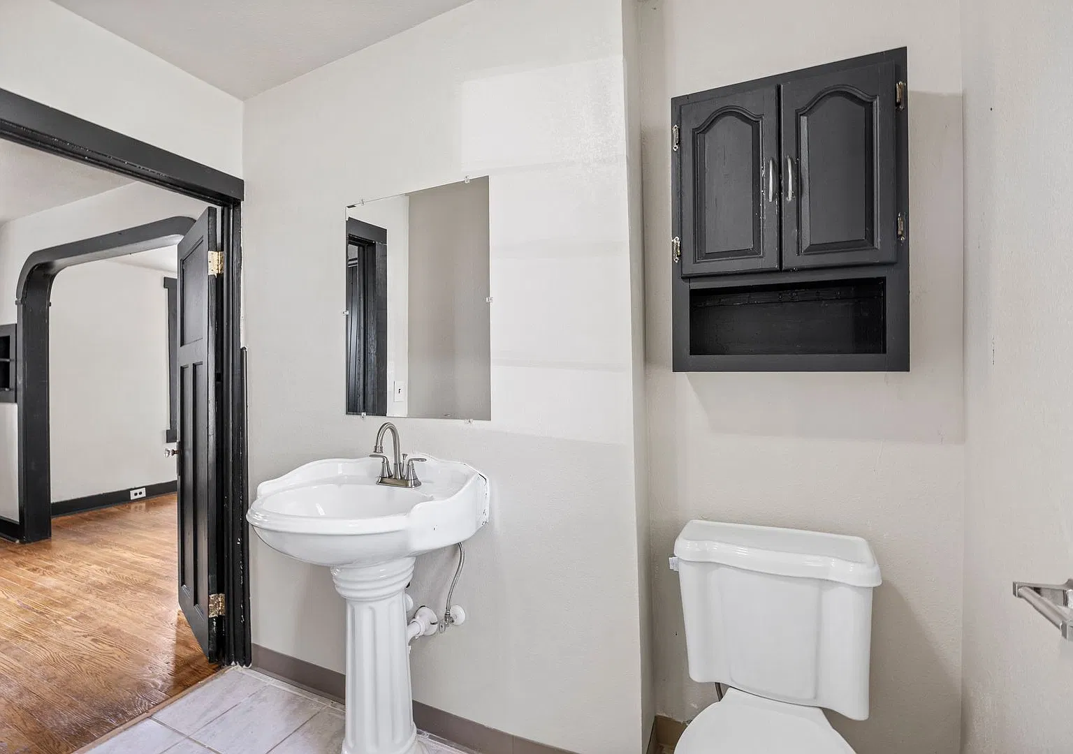 1 Bed-1 Bath For Rent — Photo 2