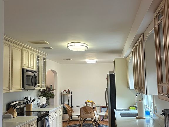 3rd image of 143 Bennett St