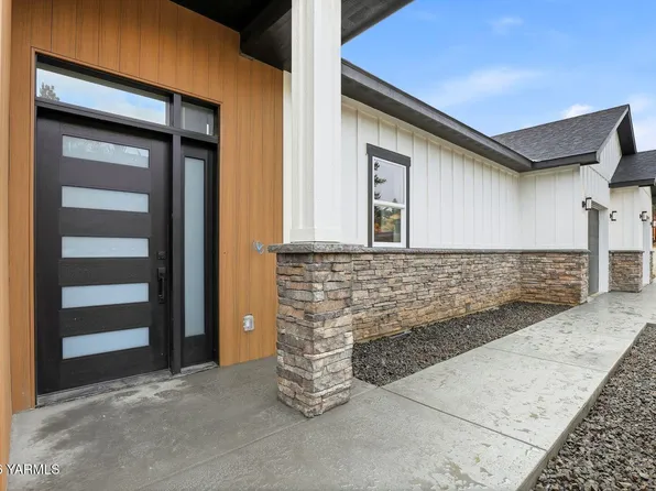 7920 Englewood Crest Dr, Yakima, WA 98908