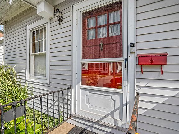 4th image of 4132 Parrakeet Ave