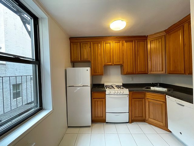 2nd image of 27 E 13th St APT 3M