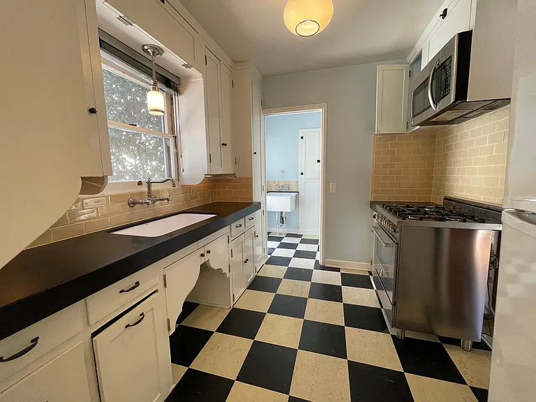 1950 Midvale Ave — Photo 25