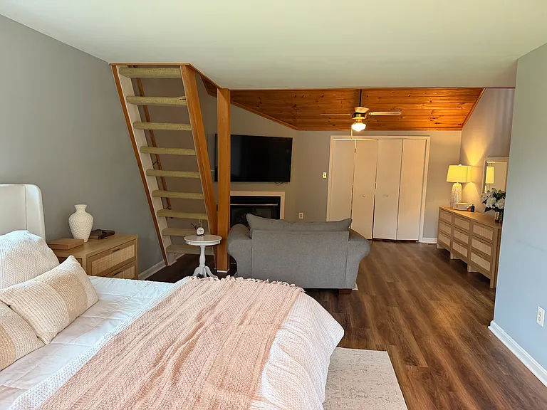 Huge master bedroom with loft