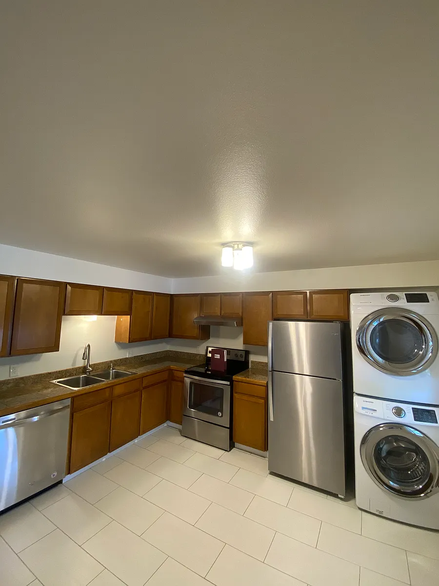 Kitchen - 700-718 E Myrtle St #714