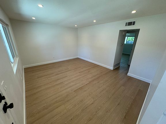 3rd image of 1421 Sequoia Ave