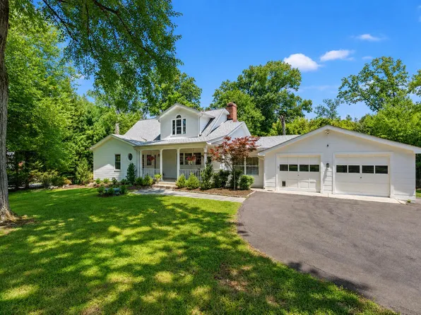 2627 Five Oaks Rd, Vienna, VA 22181
