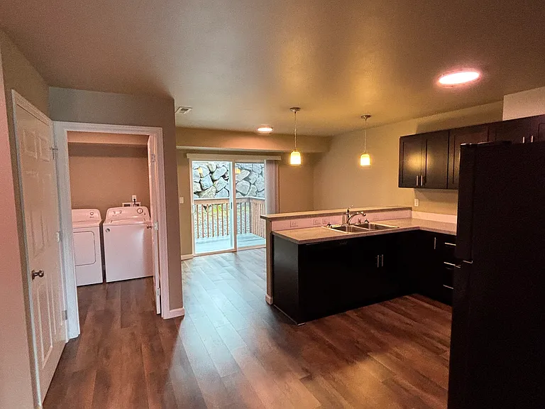 633 Hansen St SE #A — Photo 3