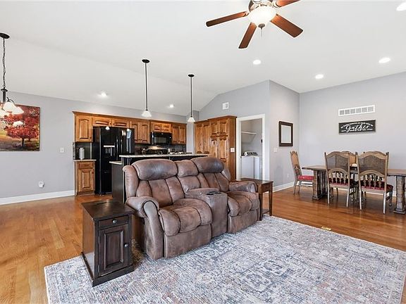 4th image of 17743 S Laverty St