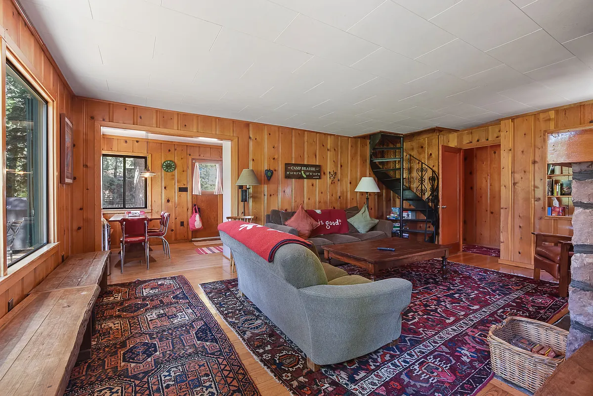 Building Photo - 649 Brassie Ave